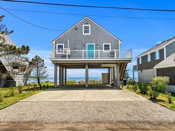 4 Union Ave, Mattapoisett, MA 02739