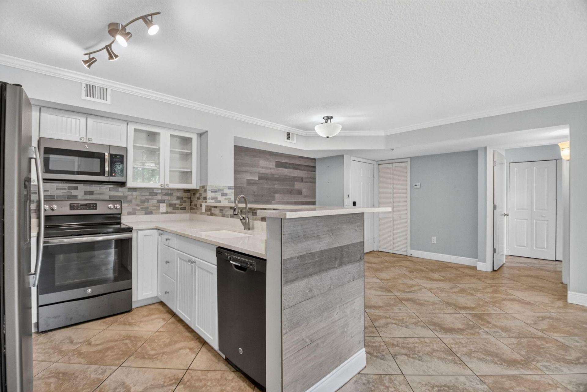 110 Yacht Club Way, Unit 103, Hypoluxo, FL 33462 Photo
