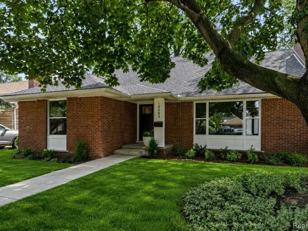 19984 Fairway Drive, Grosse Pointe Woods, Mi 48236