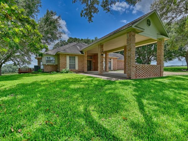 1552 Holub RD, Schulenburg, TX 78956