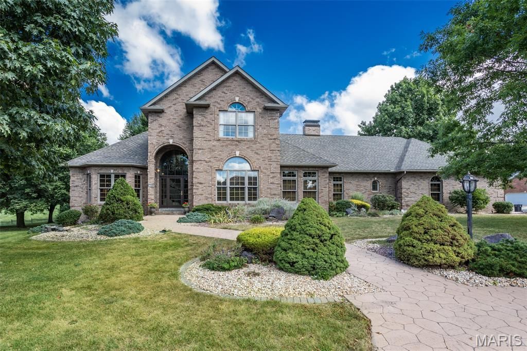 1300 White Oak Trail, Godfrey, IL 62035 Main Photo