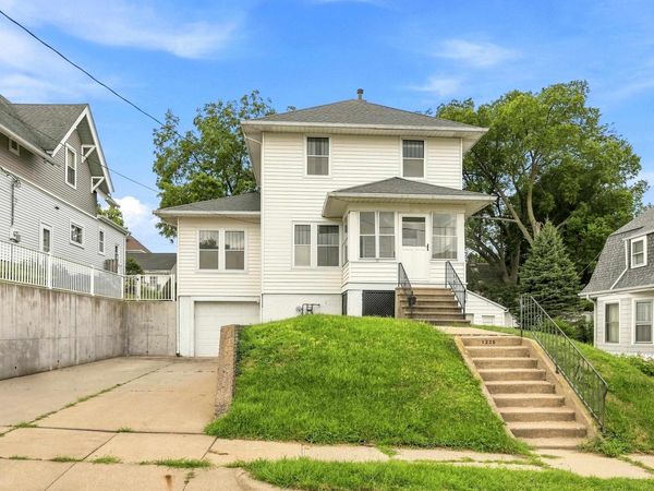 1225 Glen Oak Street, Dubuque, IA 52001