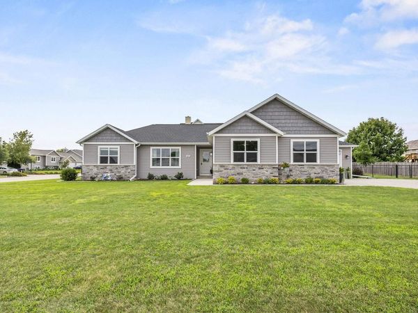 825 S LINCOLN STREET, Hortonville, WI 54944