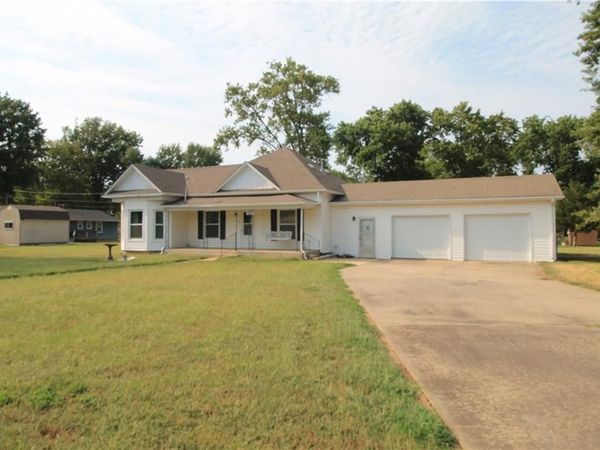 1005 E 4th Street, Altamont, KS 67330