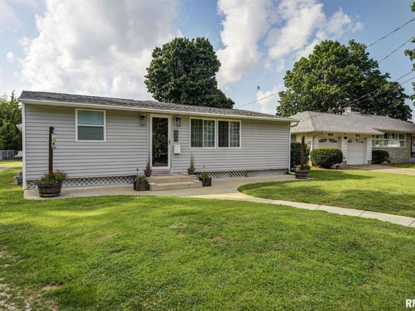 947 HAWLEY Street, Taylorville, IL 62568