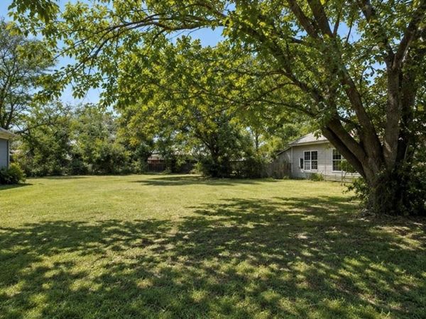 110 S Mills Street, West, TX 76691