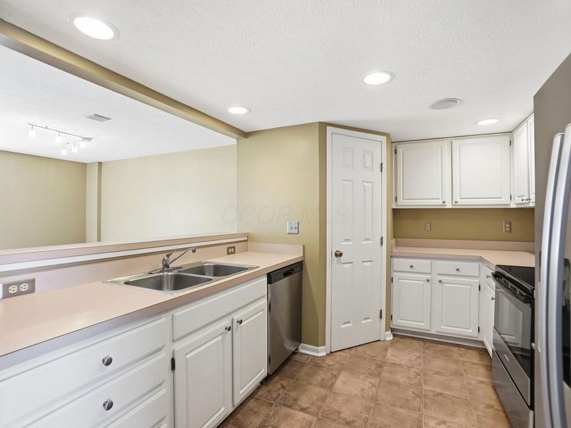 662 Lakeview Drive S, Unit 27, Grove City, OH 43123 Photo 16