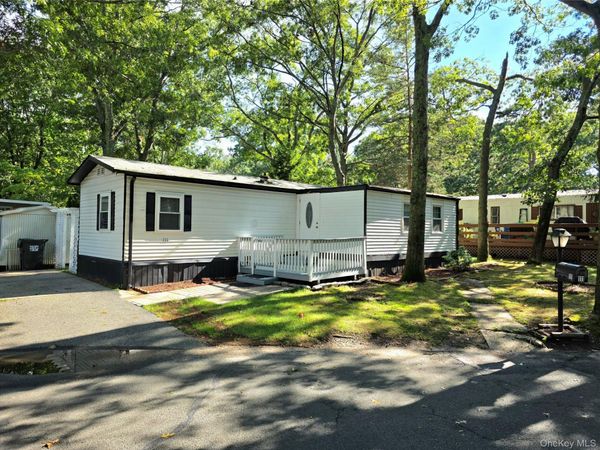 525 Riverleigh Avenue, Unit 111, Riverhead, NY 11901