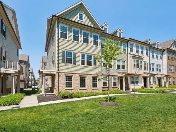 10 Cortland Ct, Livingston, NJ 07039