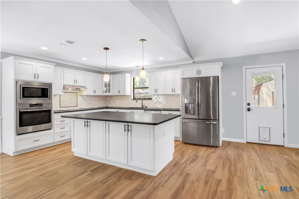146 Twin Oak Road, Seguin, TX 78155 Main Photo