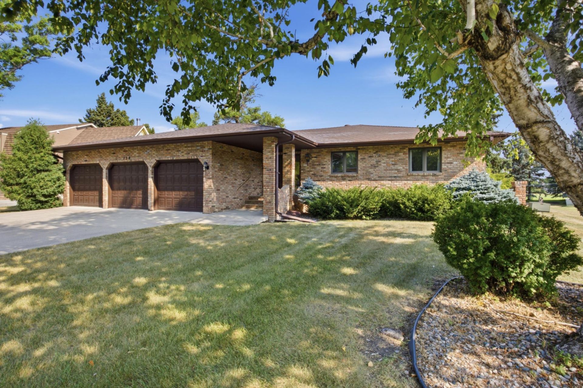 120 Prairiewood Drive S primary photo