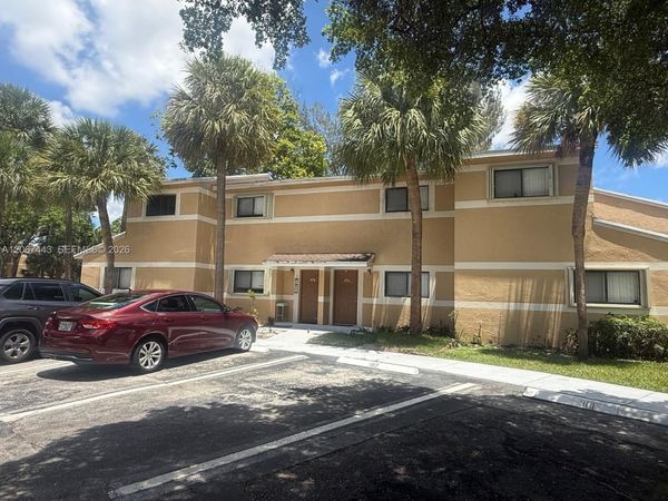 203 E Palm Cir E , Pembroke Pines, FL 33025