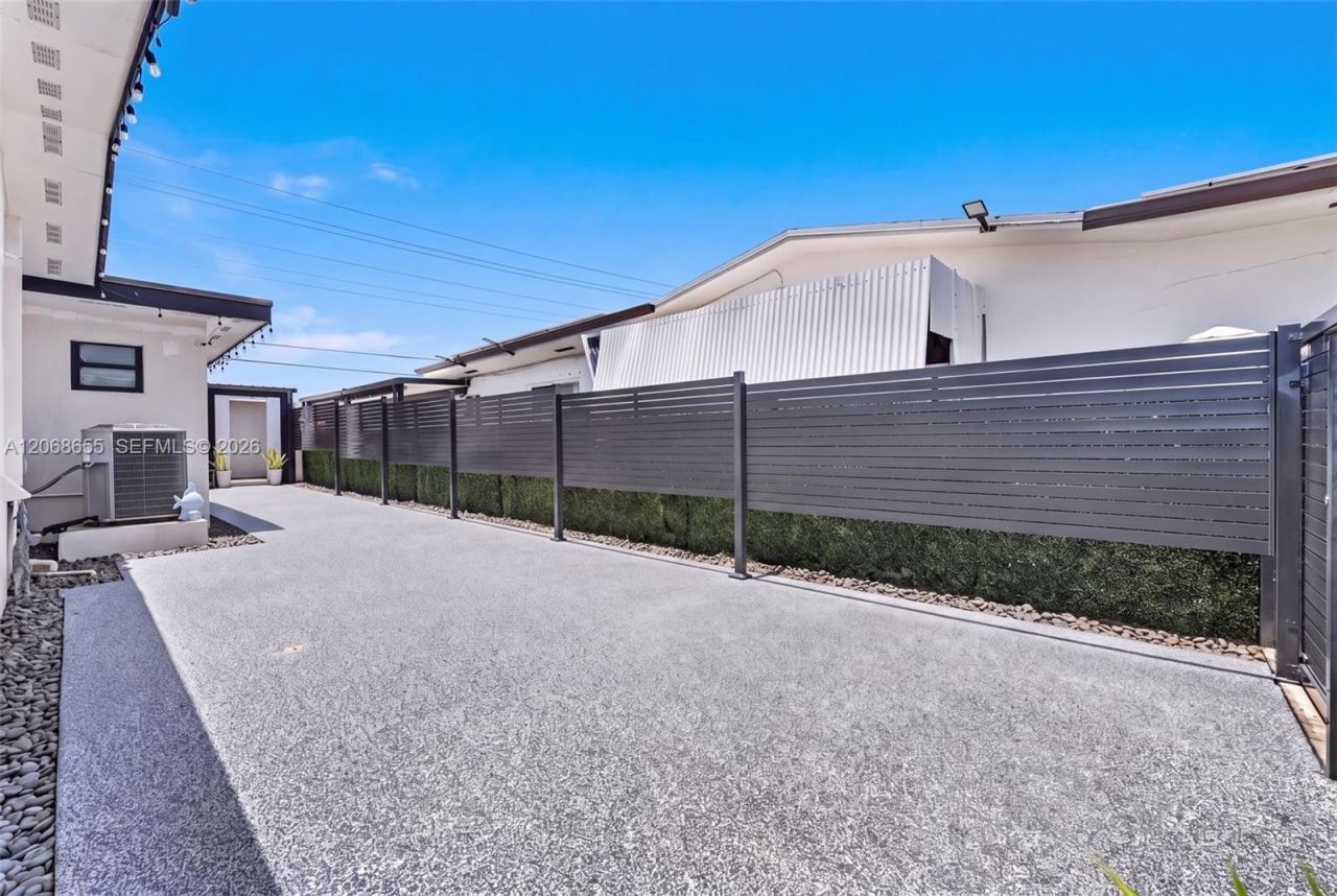 700 W 51st Pl , Hialeah, FL 33012 Photo