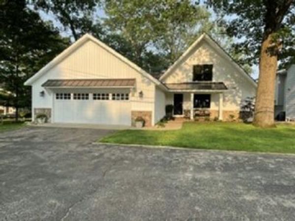 9703 Woodlawn Drive, Portage, MI 49002