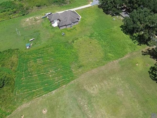 8573 New River Rd, St Amant, LA 70774