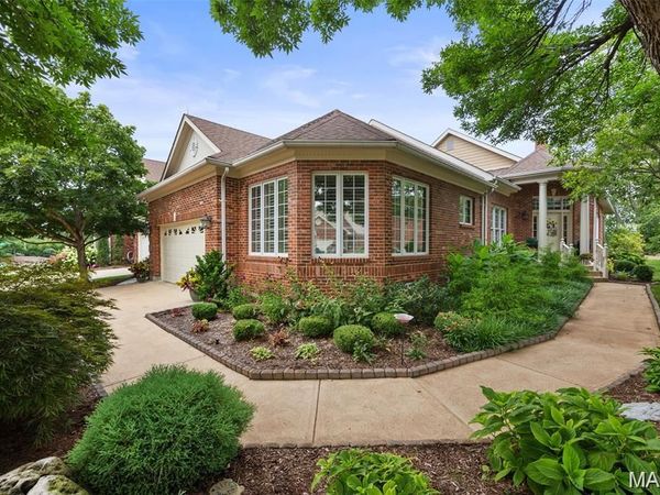 3929 Courtyard Place Drive, Sunset Hills, MO 63127