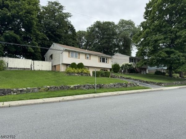20 Pearl Pl, Butler, NJ 07405