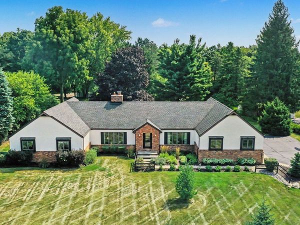 8569 Roundhill Court, Saline, MI 48176