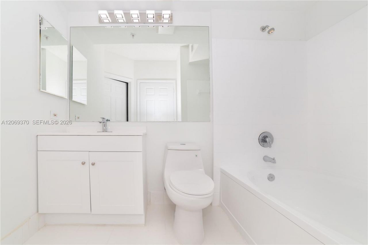 17100 N Bay Rd , Unit 1407, Sunny Isles Beach, FL 33160 Photo