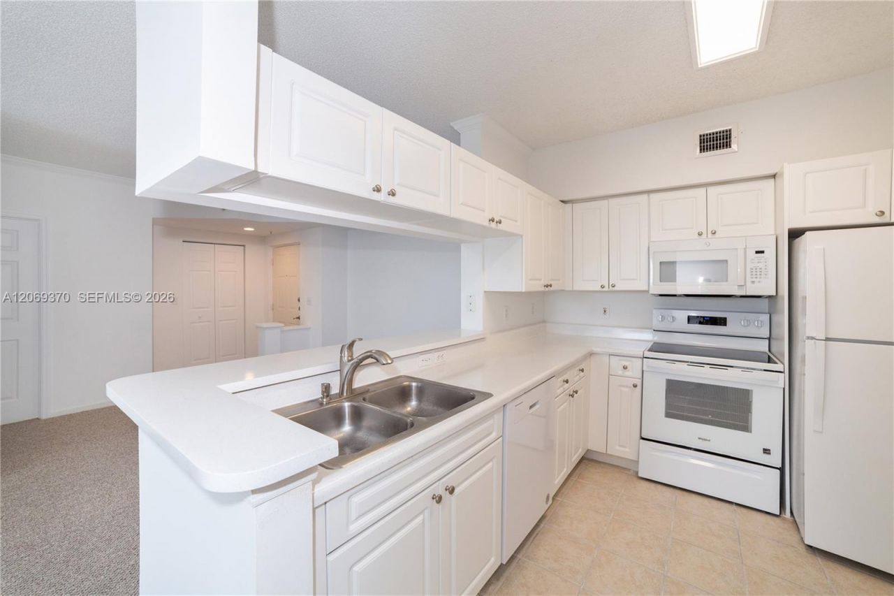 17100 N Bay Rd , Unit 1407, Sunny Isles Beach, FL 33160 Photo