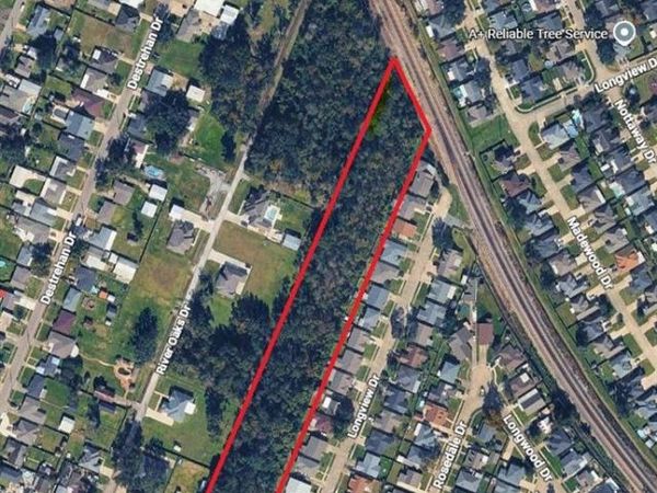 MEADOWS Drive , Destrehan, LA 70047