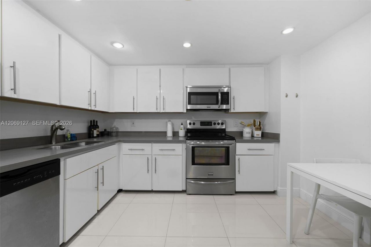 9801 Collins Ave , Unit 20V, Bal Harbour, FL 33154 Photo