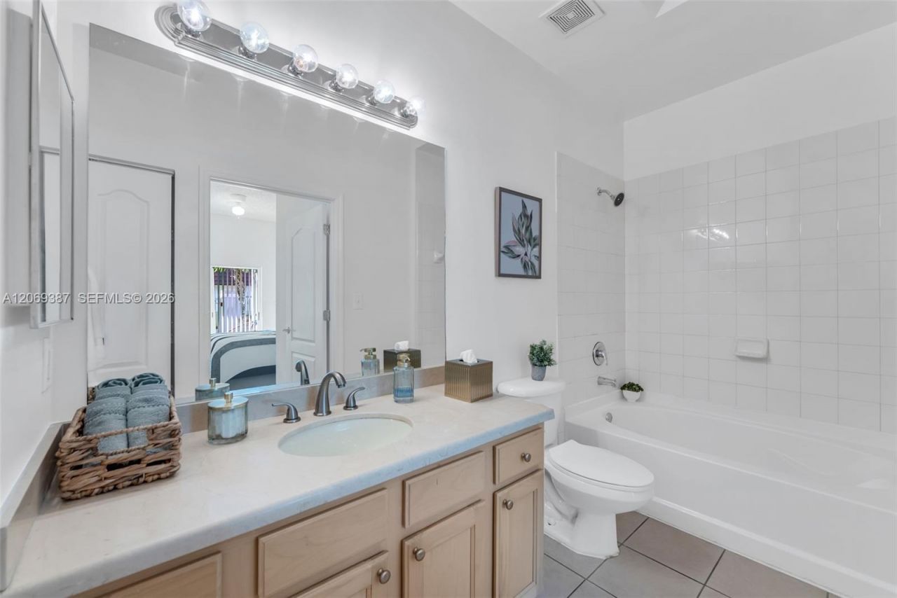 6001 SW 70th St , Unit 227, South Miami, FL 33143 Photo