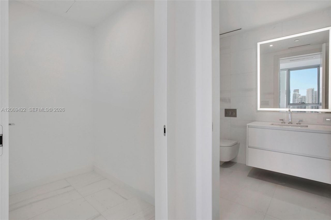 300 Biscayne Boulevard Way, Unit 3108, Miami, FL 33131 Photo