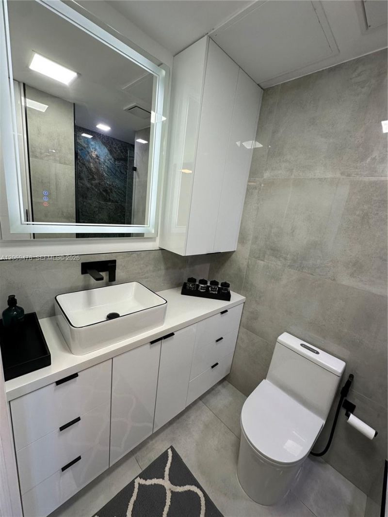 6039 Collins Ave, Unit 310, Miami Beach, FL 33140 Photo