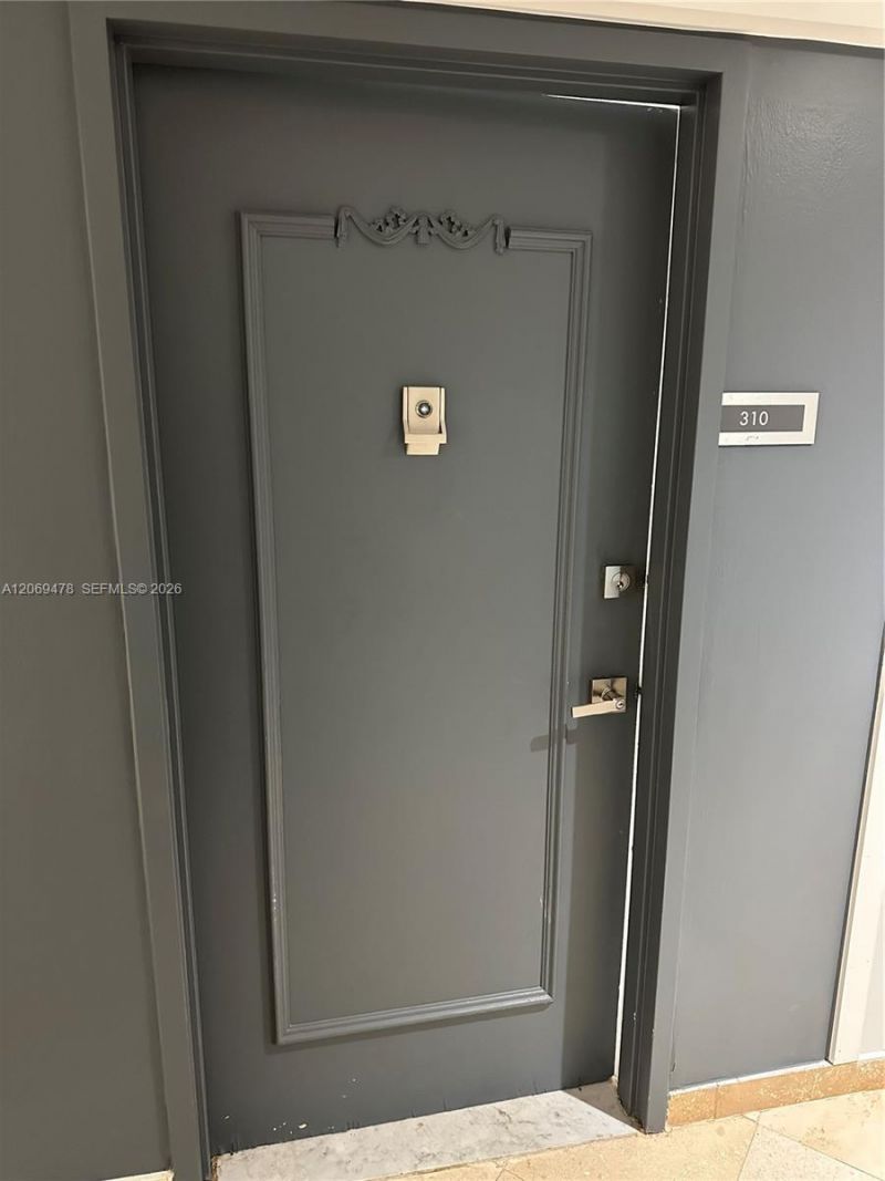 6039 Collins Ave, Unit 310, Miami Beach, FL 33140 Photo