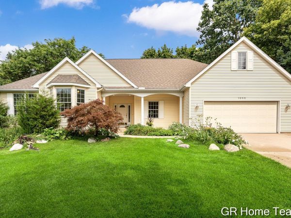 1059 Greenwood Forest SE, Grand Rapids, MI 49546