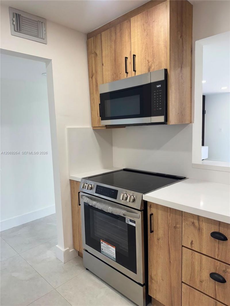 8635 NW 8th St , Unit 413, Miami, FL 33126 Photo