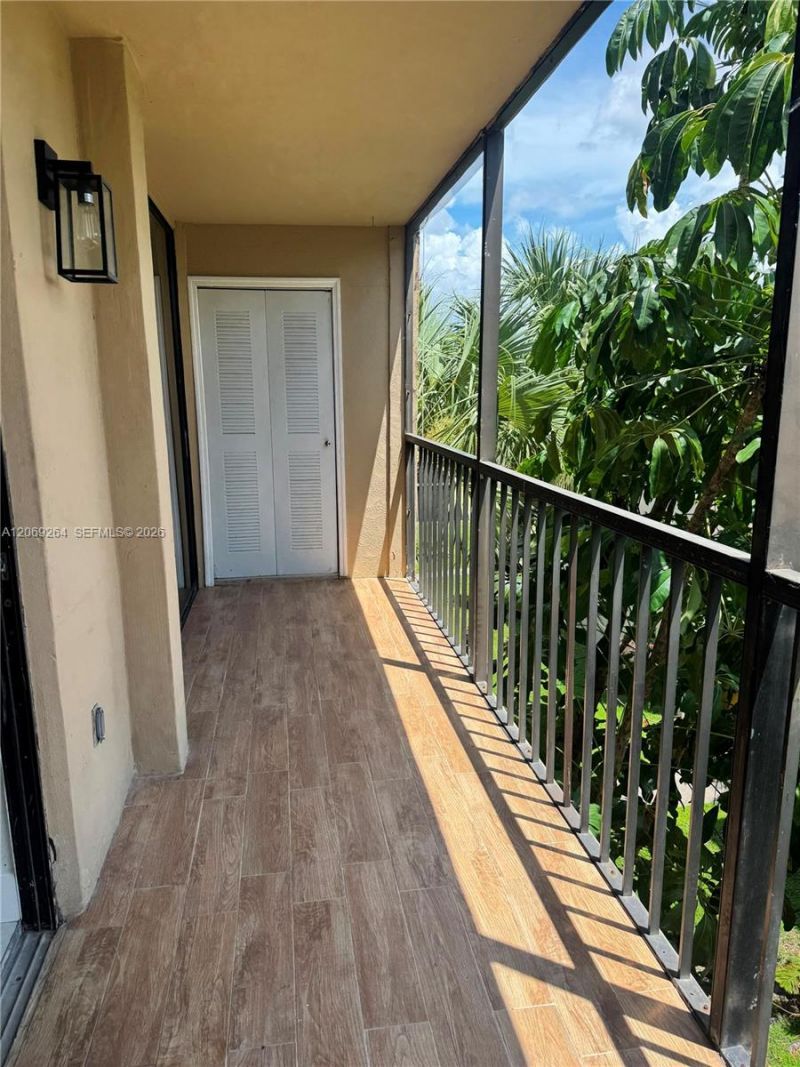8635 NW 8th St , Unit 413, Miami, FL 33126 Photo
