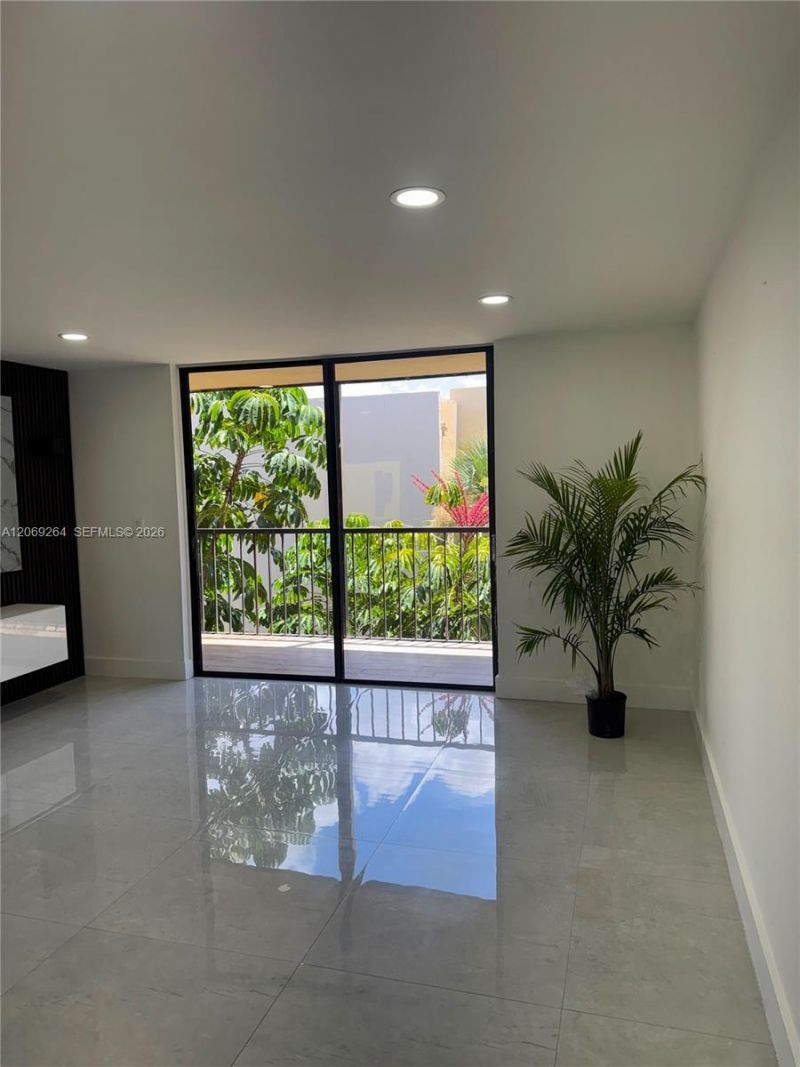 8635 NW 8th St , Unit 413, Miami, FL 33126 Photo