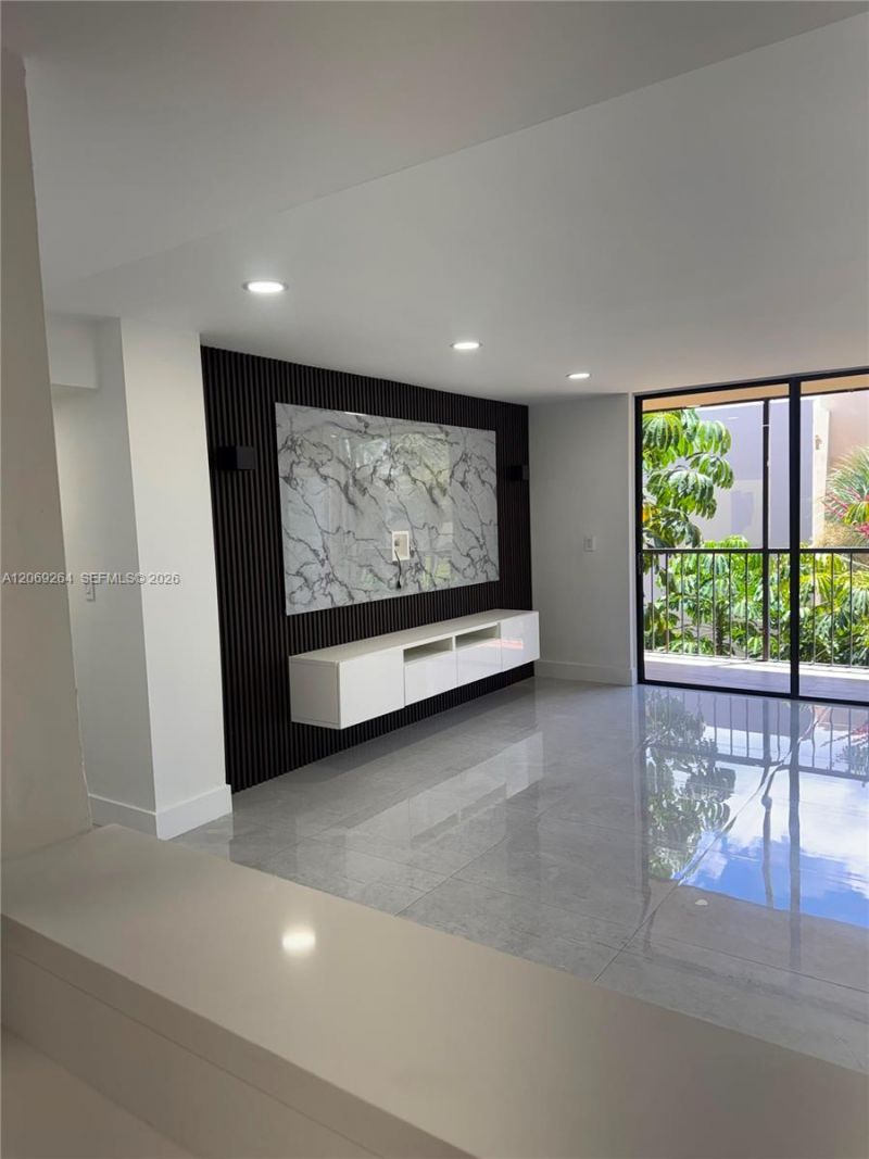 8635 NW 8th St , Unit 413, Miami, FL 33126 Photo