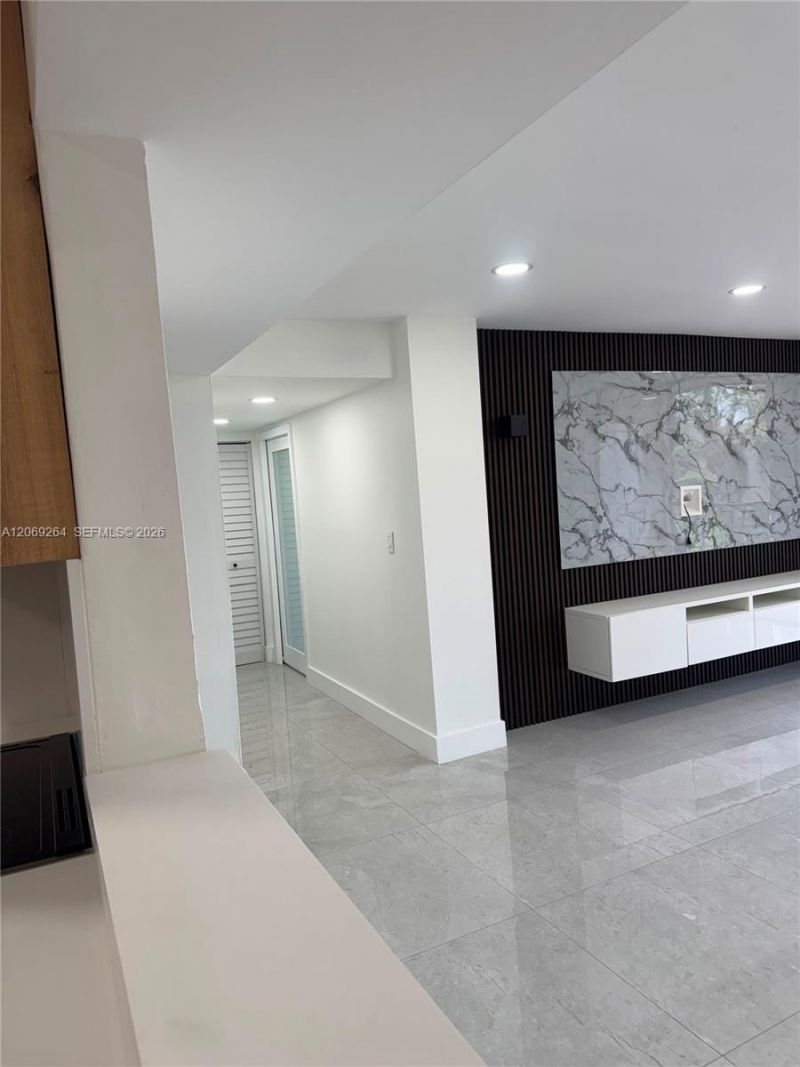 8635 NW 8th St , Unit 413, Miami, FL 33126 Photo