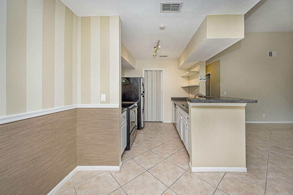 815 W Boynton Beach Boulevard, Unit 1-203, Boynton Beach, FL 33426 Photo