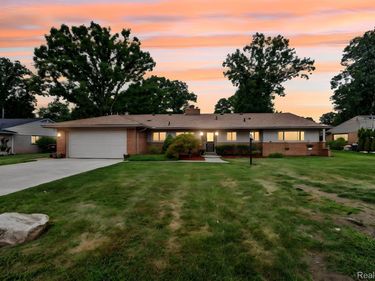 22902 S Bellwood Drive, Southfield, Mi 48034