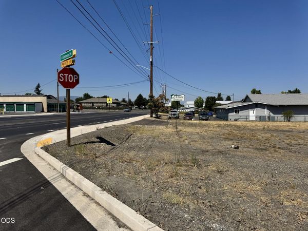 3459 S Pacific Highway, Phoenix, OR 97535