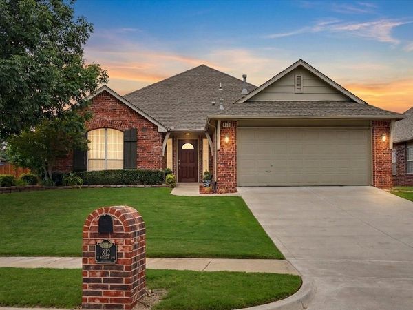 812 N Willow Avenue , Broken Arrow, OK 74012
