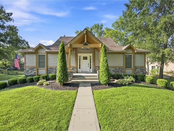 244 N Winnebago Drive, Lake Winnebago, MO 64034