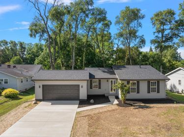 2022 Robinson Road, Lansing, Mi 48910