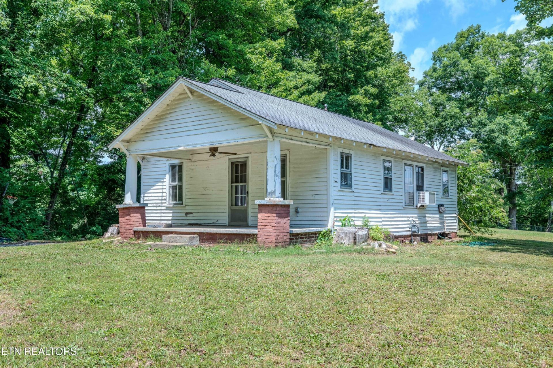 323 Lee Rd , Clinton, TN 37716 Main Photo