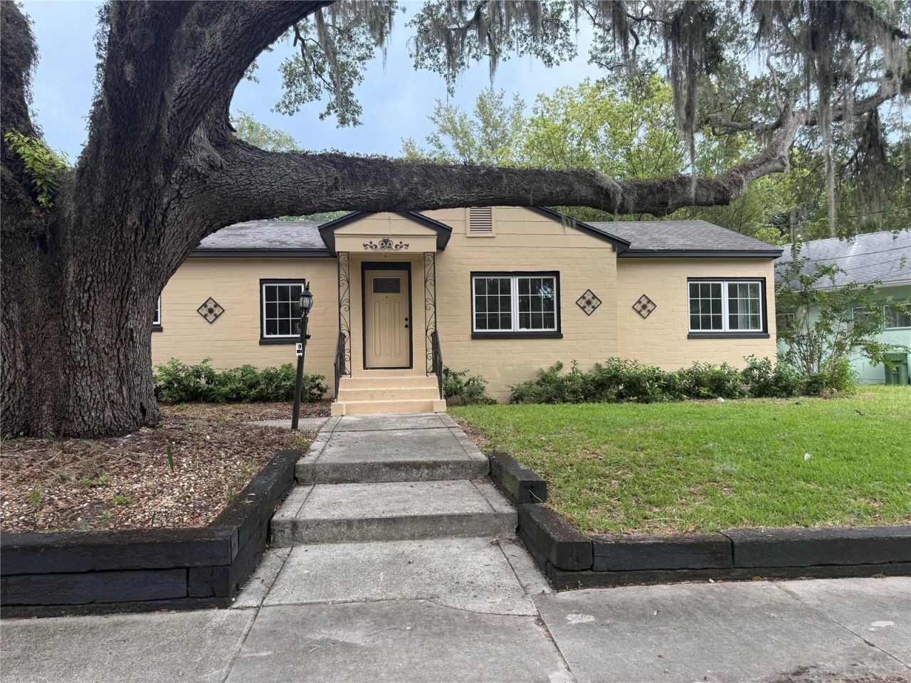 1200 Sunshine Avenue , Leesburg, FL 34748 Main Photo