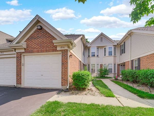 1914 Quaker Hollow Lane , Streamwood, IL 60107