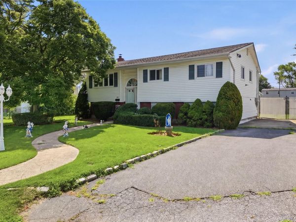 835 7th Street , West Babylon, NY 11704