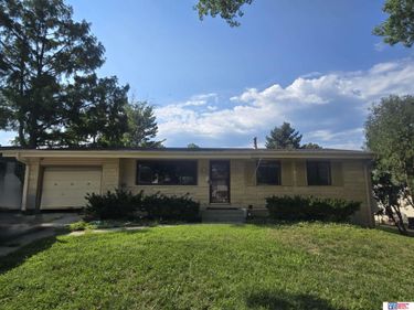 8135 Sanborn Drive, Lincoln, NE 68505