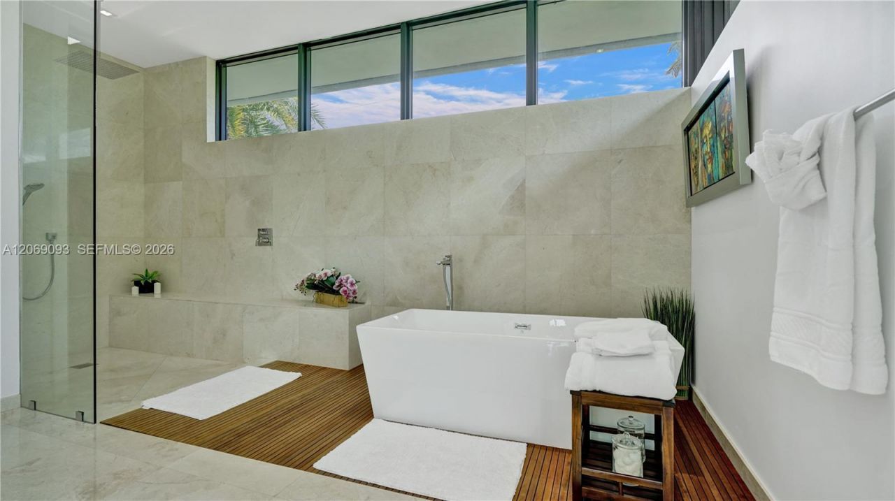 1651 Diplomat Pkwy , Hallandale Beach, FL 33009 Photo