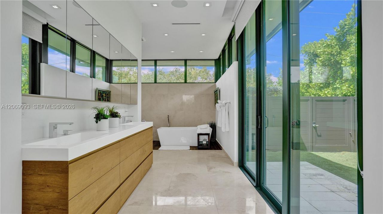 1651 Diplomat Pkwy , Hallandale Beach, FL 33009 Photo