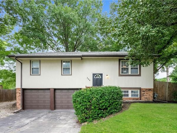209 Valley Drive, Grain Valley, MO 64029